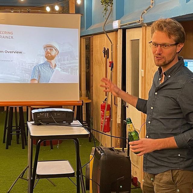 An image of Luuk presenting with a beer.