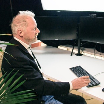 An image of Ir. Geert Peeks recording a course.